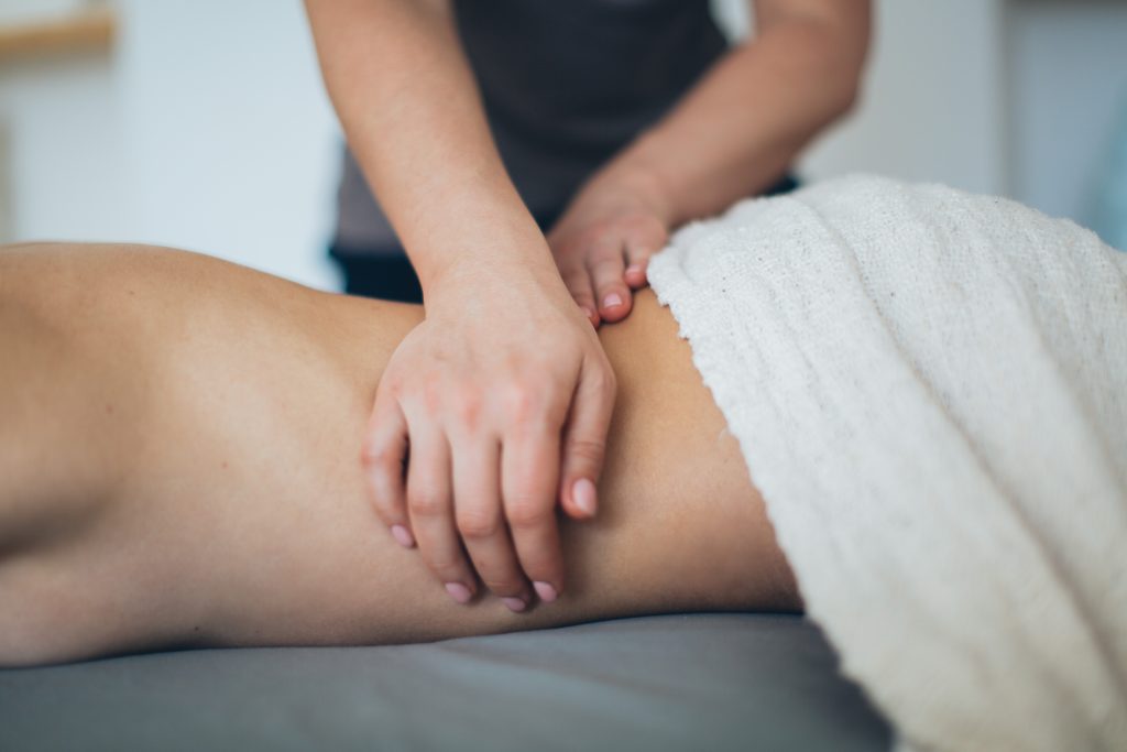 Como exterminar a barriga fazendo massagens abdominais